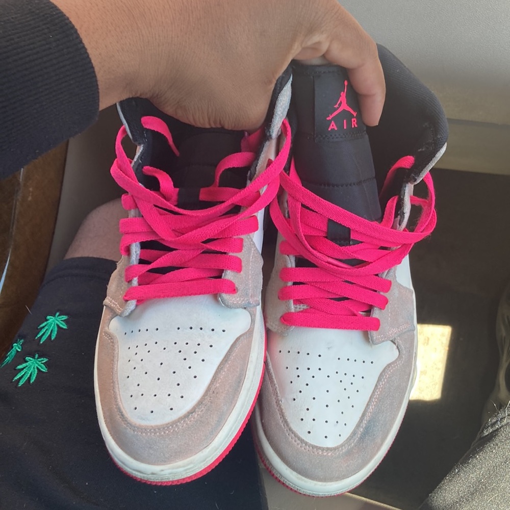 Pink Jordan 1’s - Picture 2 of 2